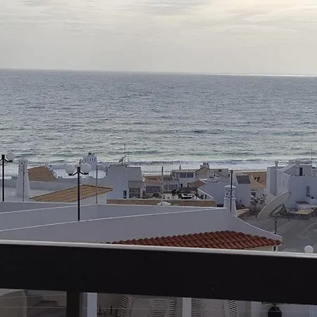 Albufeira, One Step To The 阿尔布费拉